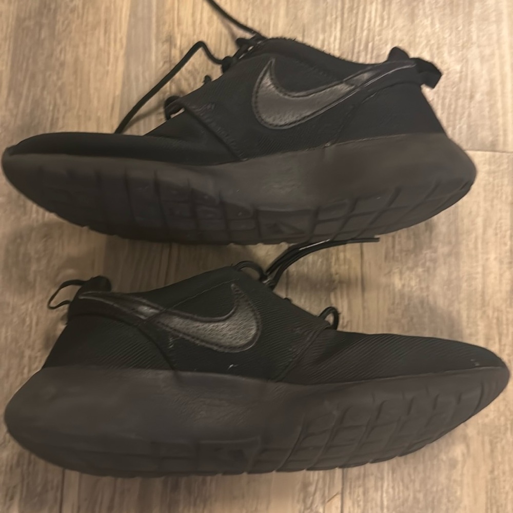GS Size 7Y
Black Nike Roshe